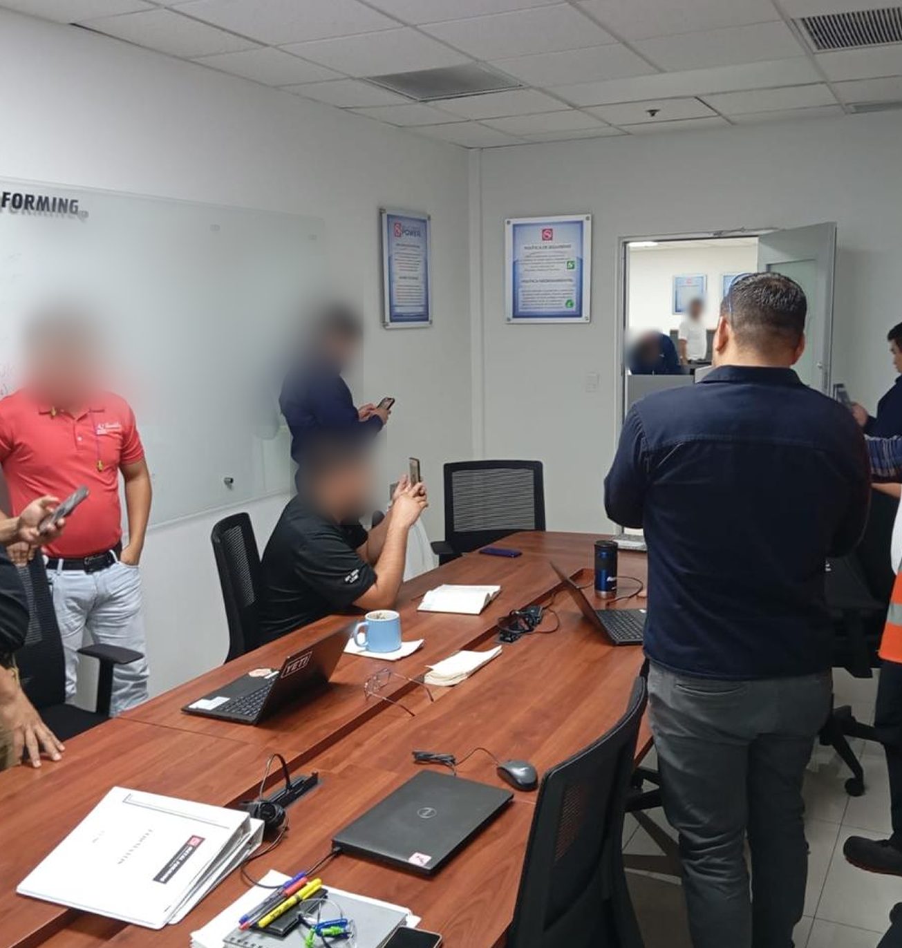 Sesión de investigación con operadores y supervisores de AAM en una sala de juntas de la planta