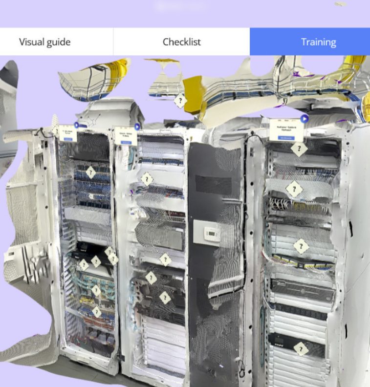 Interfaz web con las pestañas Guía visual, Checklist y Training sobre gabinetes de red de Panduit modelados en 3D